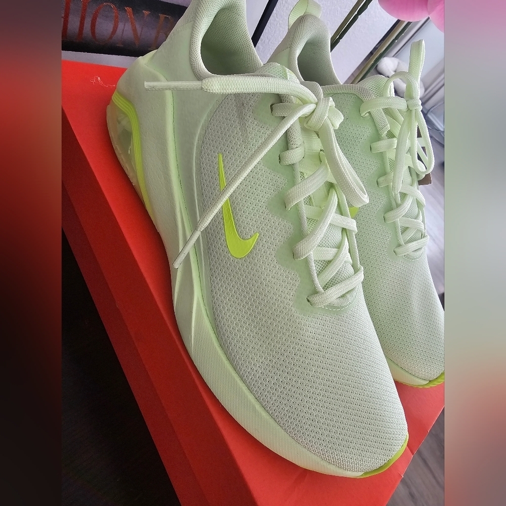 Nike Bella 7 Training Shoe (Woman) Size 8.5 - Picture 3 of 8